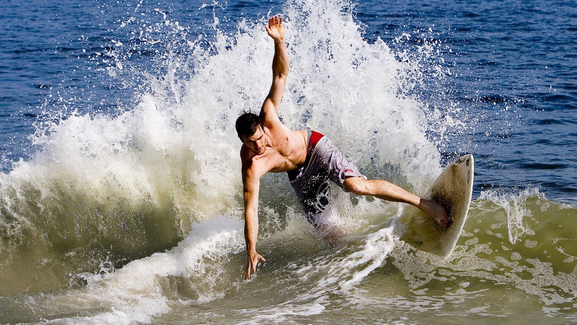 九游体育电竞-WRC暴雨突袭：如何应对极端天气？